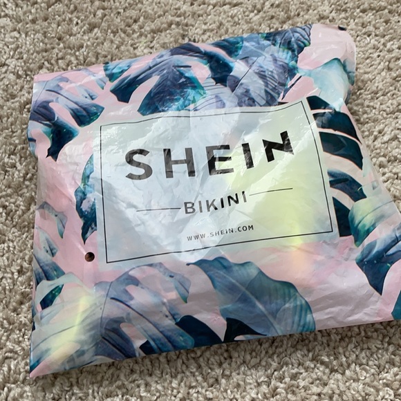 Bikini - Picture 9 of 10